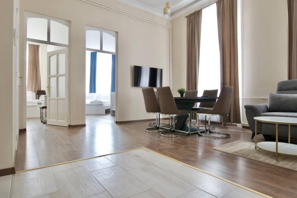 Premium Apartment By Hi5-Vaci Str. 3 Bedroom Budapest Exteriör bild