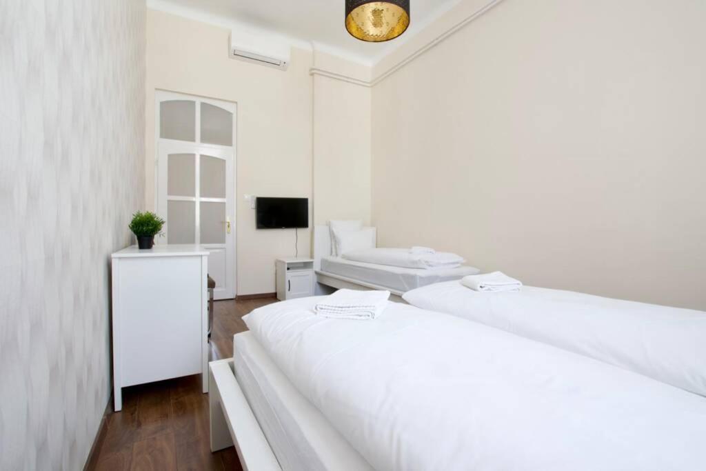Premium Apartment By Hi5-Vaci Str. 3 Bedroom Budapest Exteriör bild