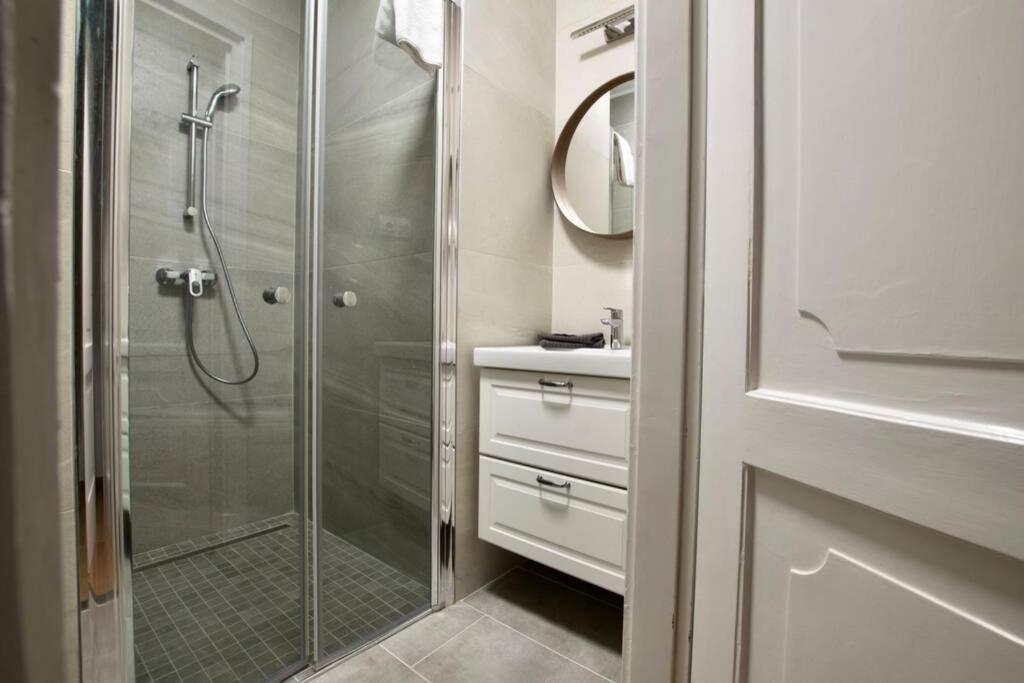 Premium Apartment By Hi5-Vaci Str. 3 Bedroom Budapest Exteriör bild